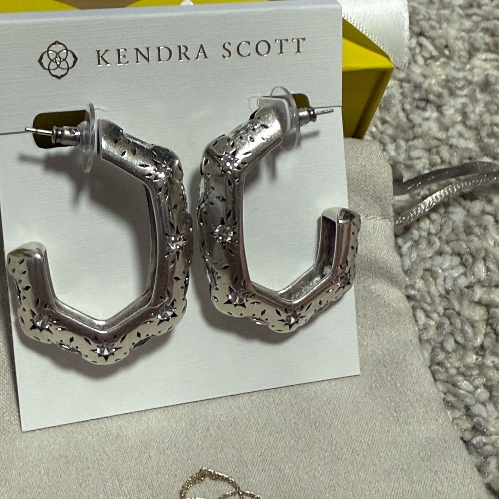 NWT Kendra Scott Holland Vintage Silver Hoop Earrings In White Crystal - Picture 8 of 10